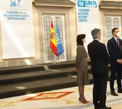 Don Felipe conversa con el presidente del Gobierno en los prolegómenos del acto